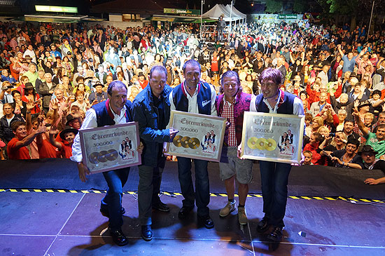 Reini, Vitus und Peter vor über 6.800 jubelnden Fans mit Goldenen Schallplatten (©Foto: Martin Schmitz)
